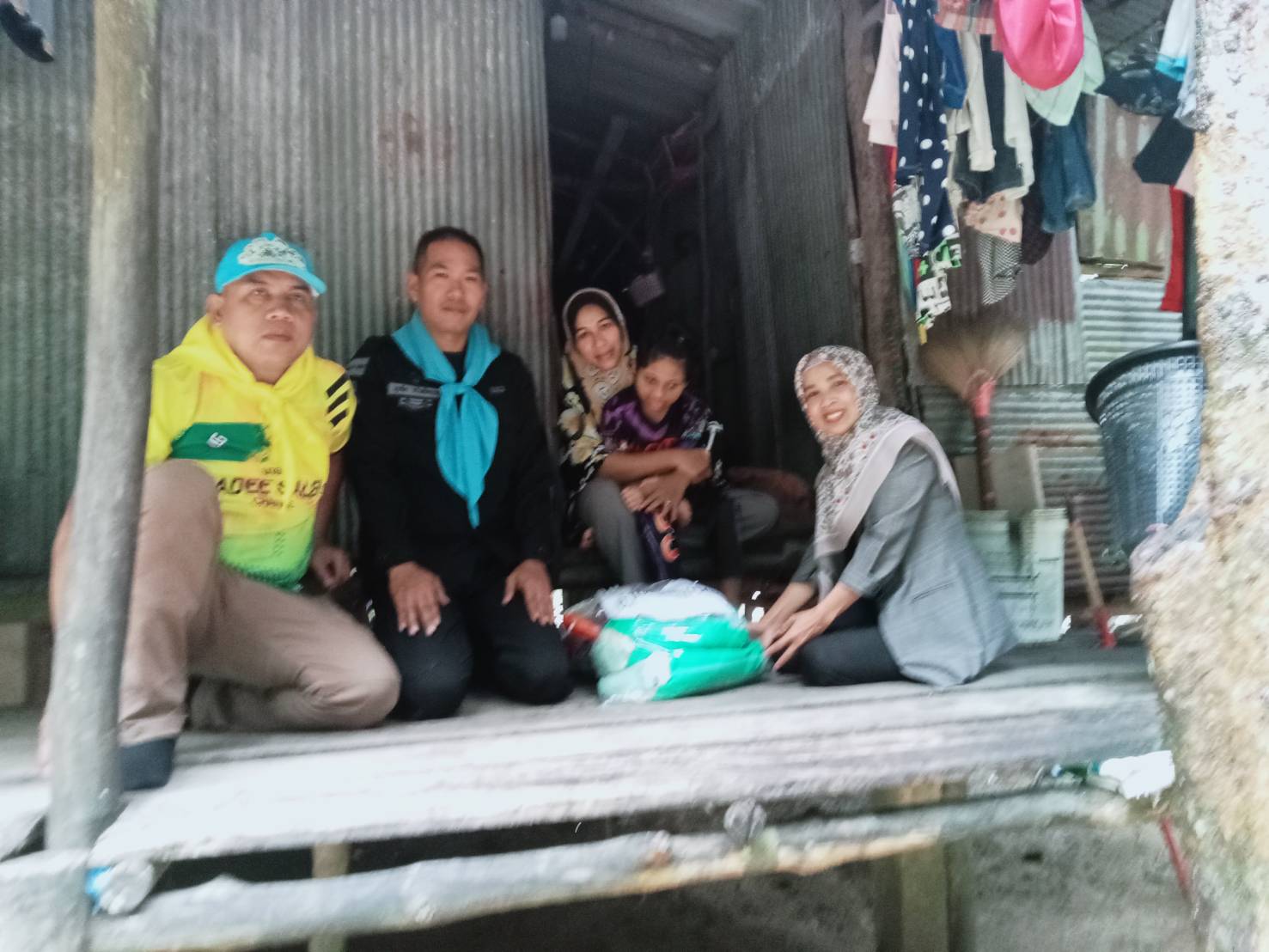 ?สพอ.จะแนะ ร่วมมอบถุงยังชีพให้แก่ครัวเรือนตกเกณฑ์ จปฐ. ปี 2567 และได้รับผลกระทบจากเหตุอุทกภัย ในพื้นที่หมู่ที่ 4 บ้านปารี ตำบลจะแนะ